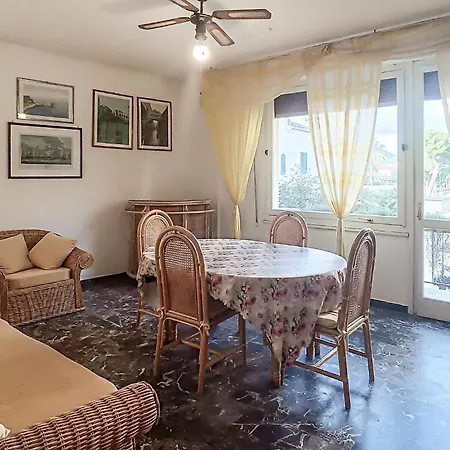 Gorgeous In مارينا دي كامبو