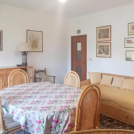 Gorgeous In مارينا دي كامبو